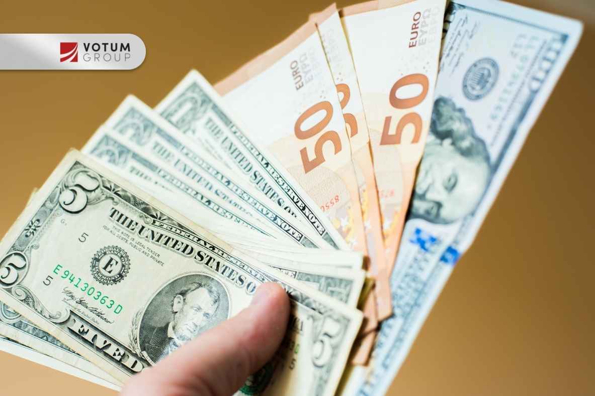 Zbliżenie na wachlarz banknotów dolarowych i euro – kredyty waloryzowane do walut obcych.