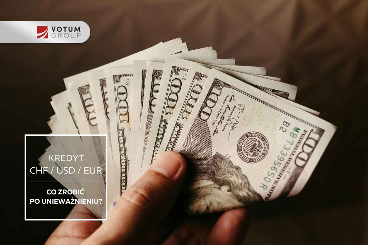 Ręka trzymająca plik dolarów amerykańskich