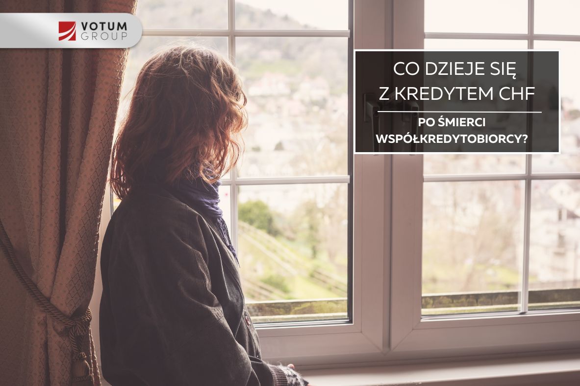kobieta spogląda w przestrzeń za oknem