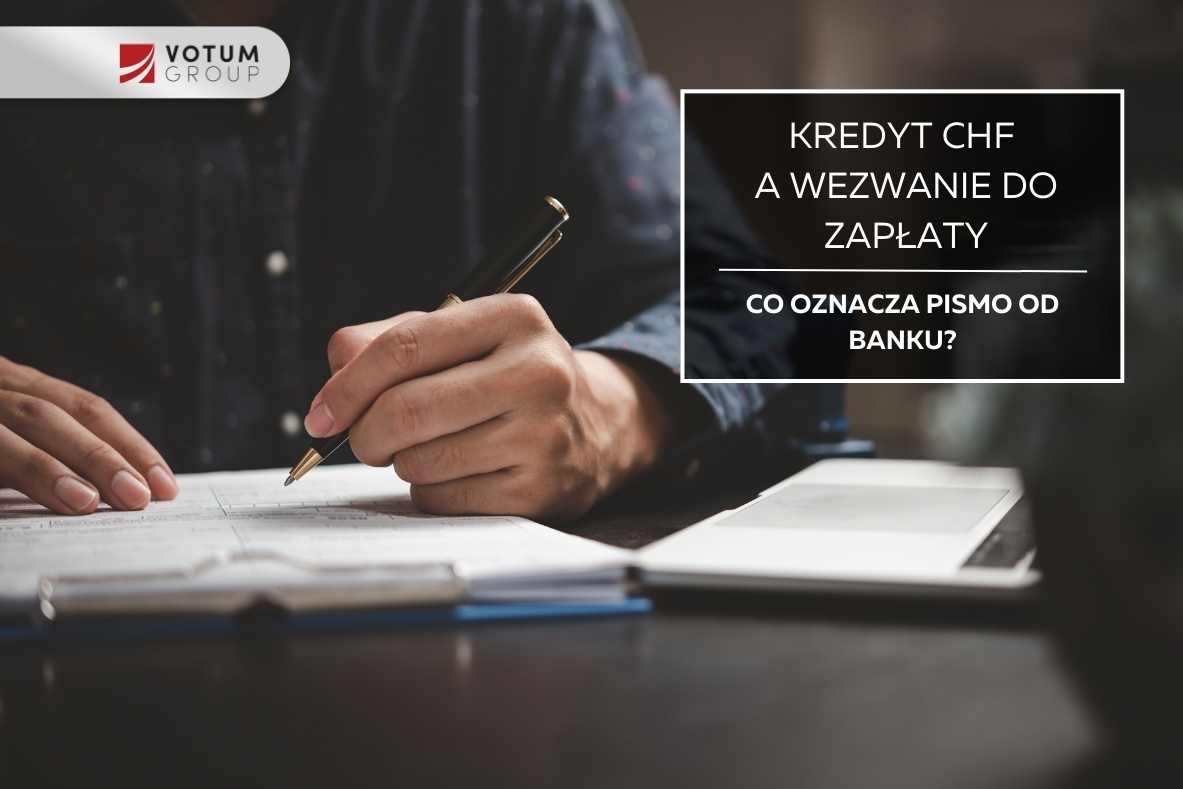 Mężczyzna podpisujący dokumenty przy biurku, obok otwarty notes i tablet, napis: Kredyt CHF a wezwanie do zapłaty – co oznacza pismo od banku? – Votum Group