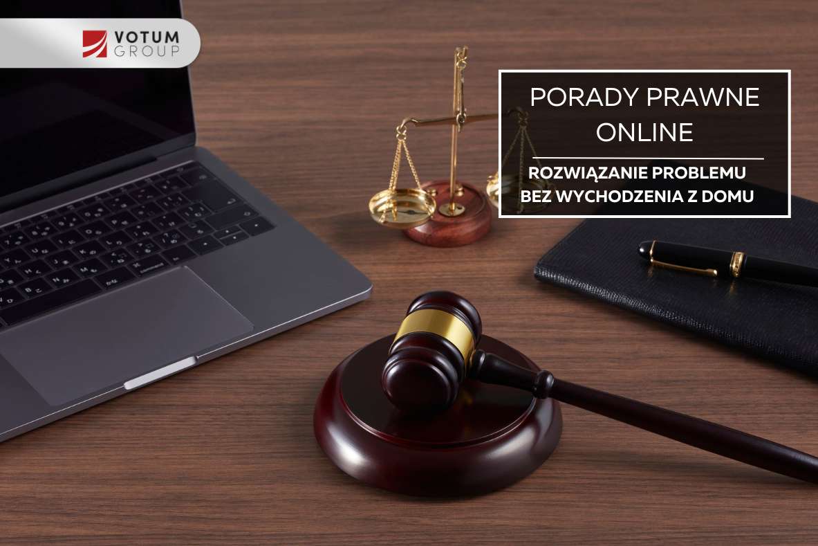 Laptop obok złota waga i młotek sędziowski