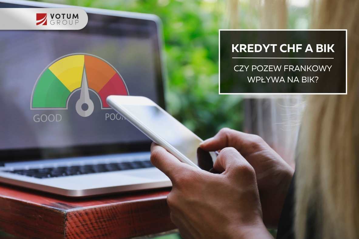 Osoba trzymająca smartfon, w tle laptop z grafiką wskaźnika scoringu kredytowego – ilustracja wpływu kredytu CHF na BIK i zdolność kredytową.