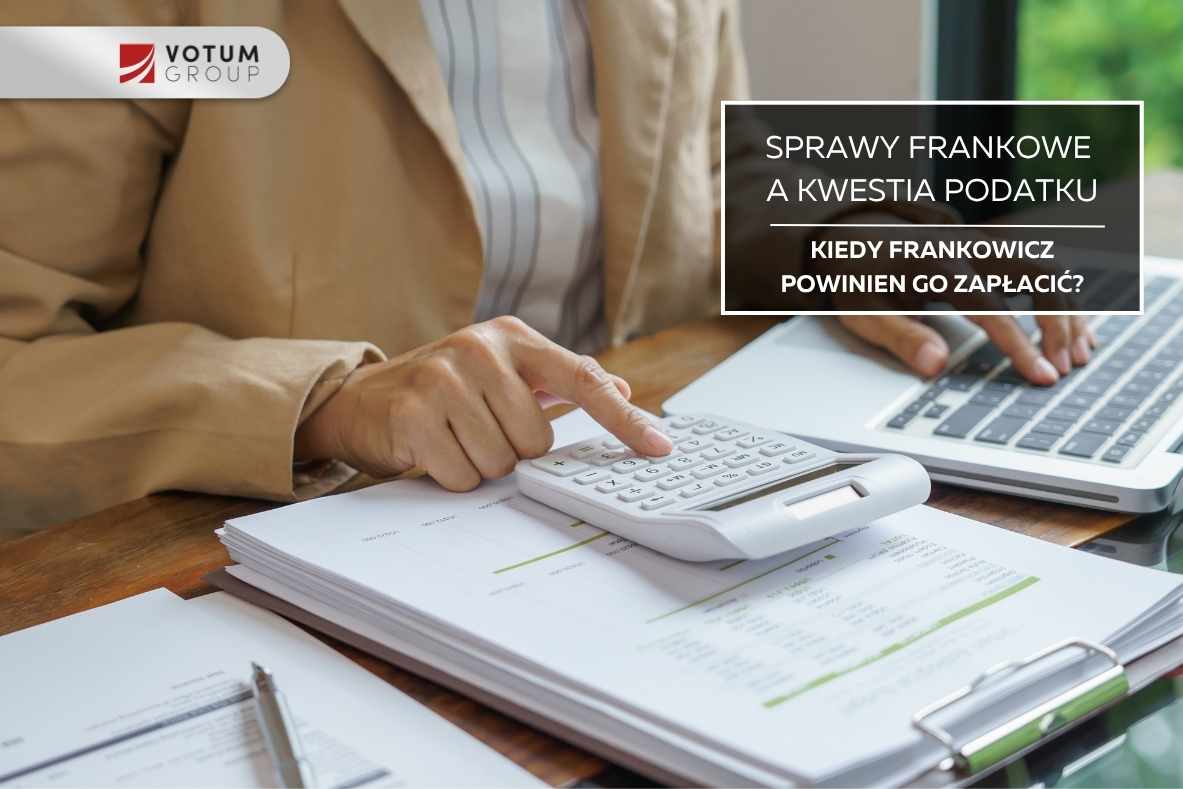 Osoba analizująca dokumenty finansowe i korzystająca z kalkulatora oraz laptopa – kwestia podatku przy ugodzie frankowej.