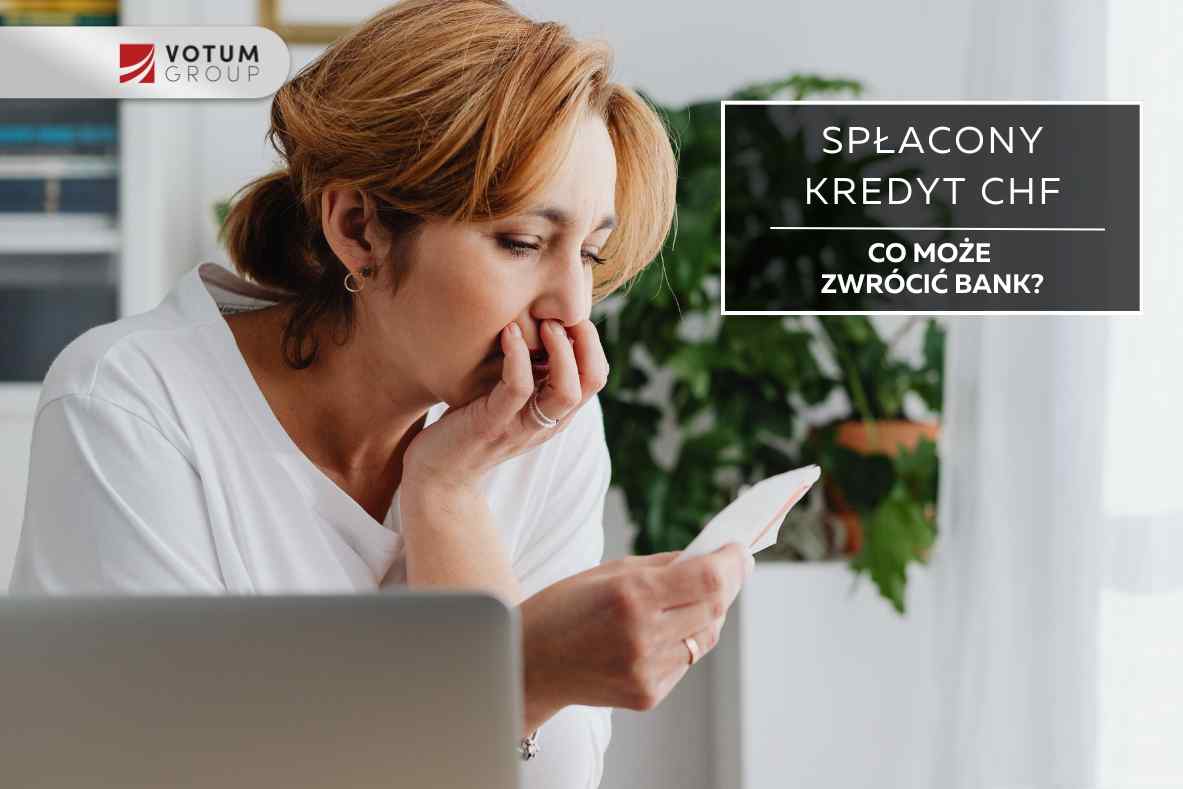 Rekompensata-za-spłacony-kredyt-we-frankach Kobieta w białej koszuli, z zamyślonym wyrazem twarzy, trzymająca kartkę, patrzy na nią, obok znajduje się tekst o spłaconym kredycie we frankach szwajcarskich (CHF) i co może zwrócić bank