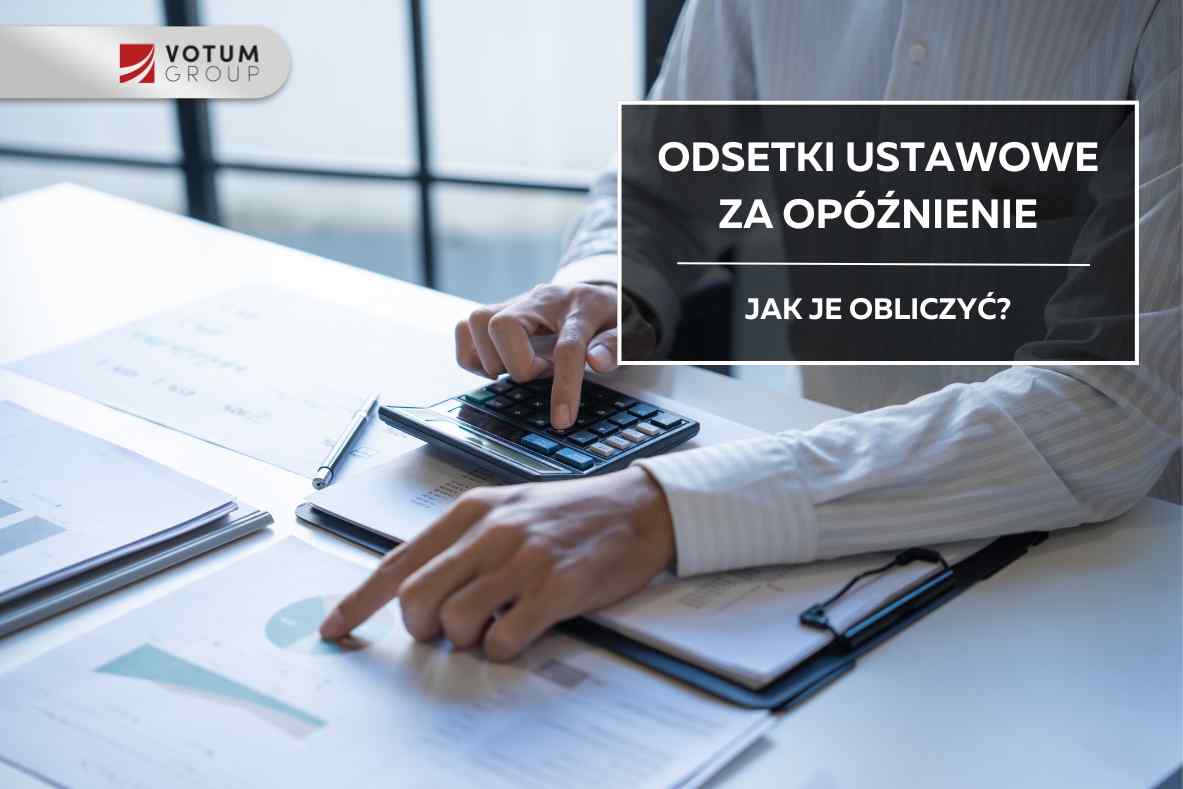 Mężczyzna w jasnej koszuli używa kalkulatora na biurku, gdzie leżą dokumenty