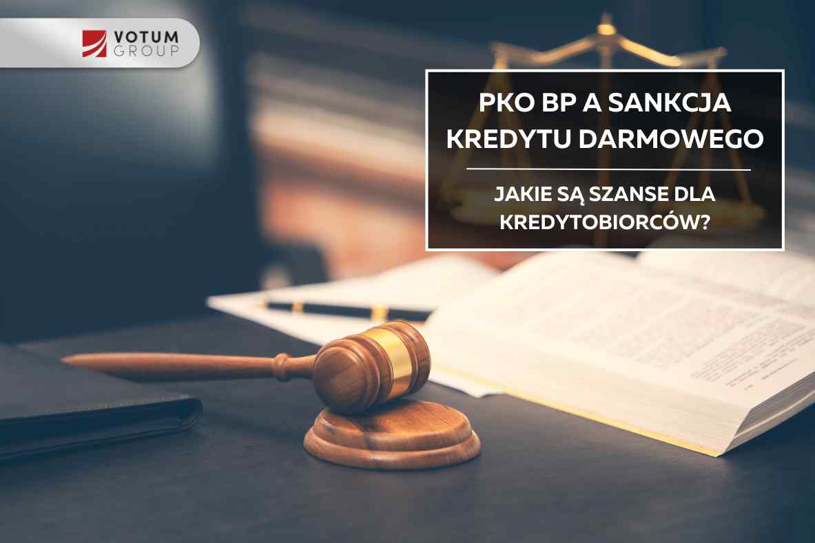 Na ciemnym biurku leży sędziowski młotek i otwarta księga prawnicza