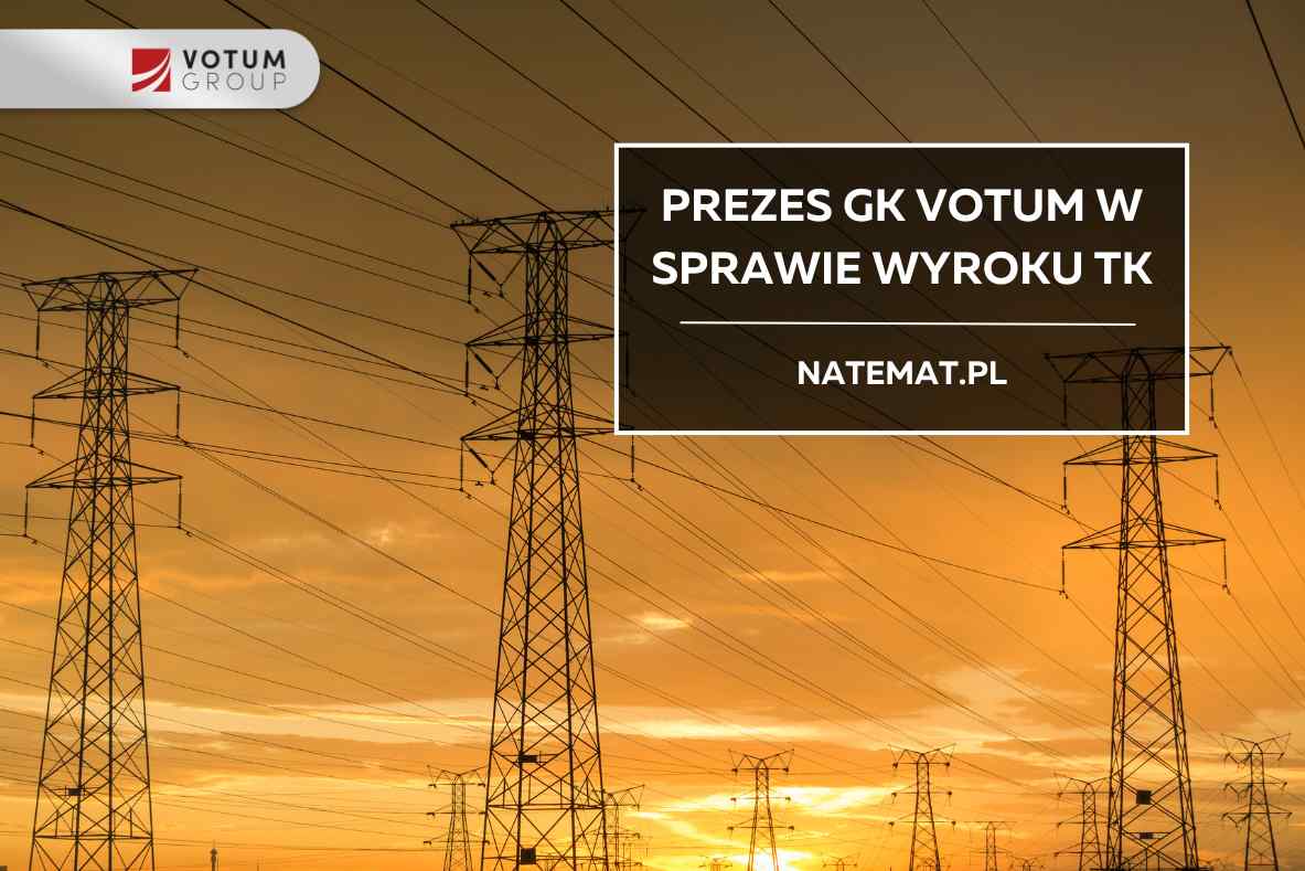 W tle zachodu słońca widoczne są liczne metalowe słupy wysokiego napięcia