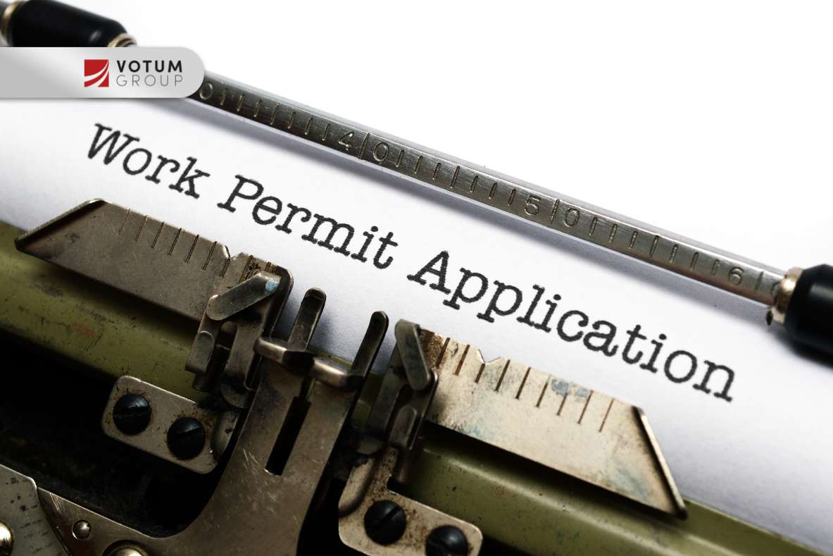 Maszyna do pisania, kartka z napisem "Work permit application"
