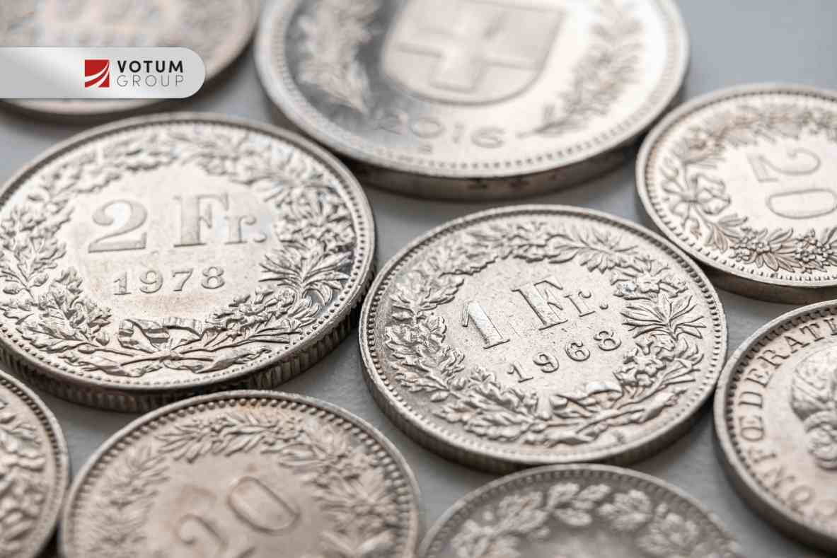 Zbliżenie na monety franków szwajcarskich – ilustracja problemu wadliwych aneksów i ryzyka kursowego.