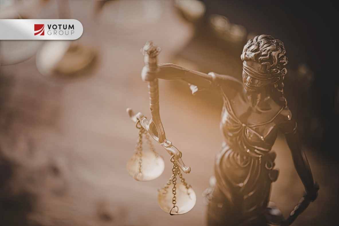 Figura Temidy z wagą sprawiedliwości, symbol prawa, równowagi i rozstrzygania sporów.