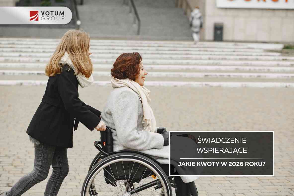 Kobieta pcha wózek inwalidzki z uśmiechniętą pasażerką – ilustracja do tematu świadczenia wspierającego w 2026 roku.