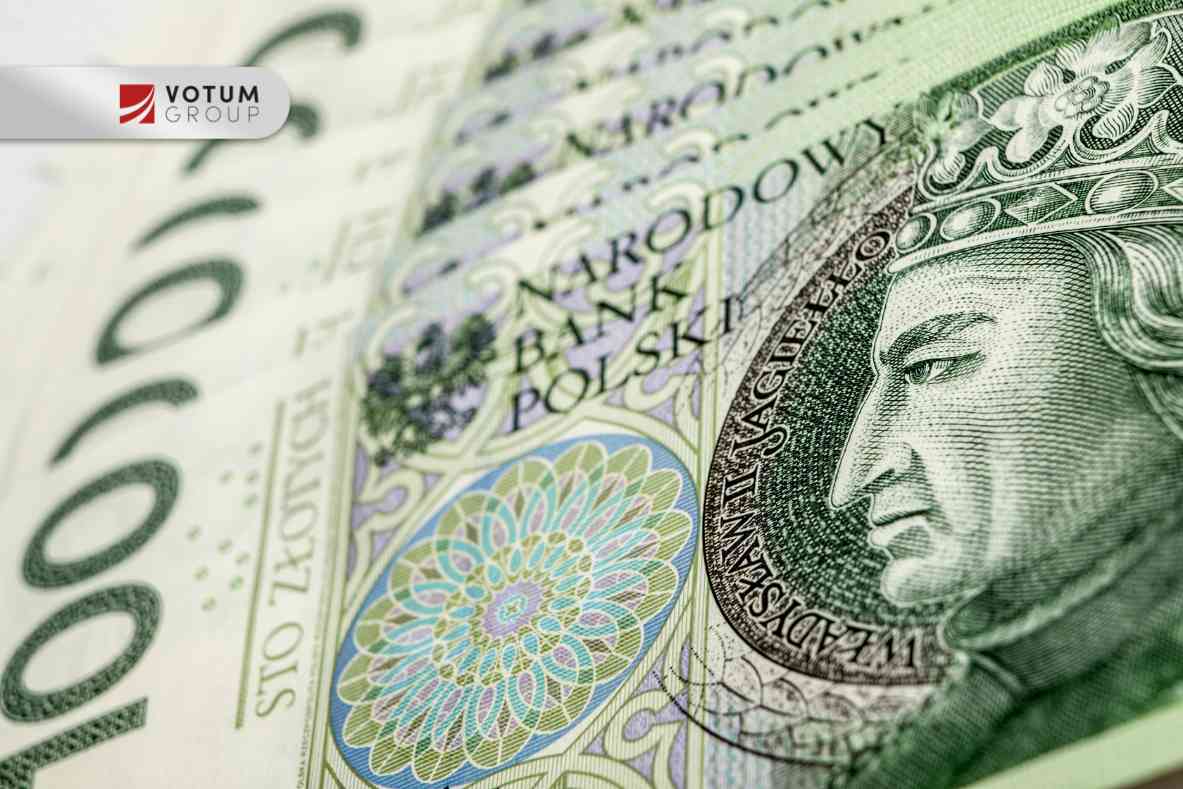 Zbliżenie na banknot o nominale sto złotych z wizerunkiem króla Władysława II Jagiełły.