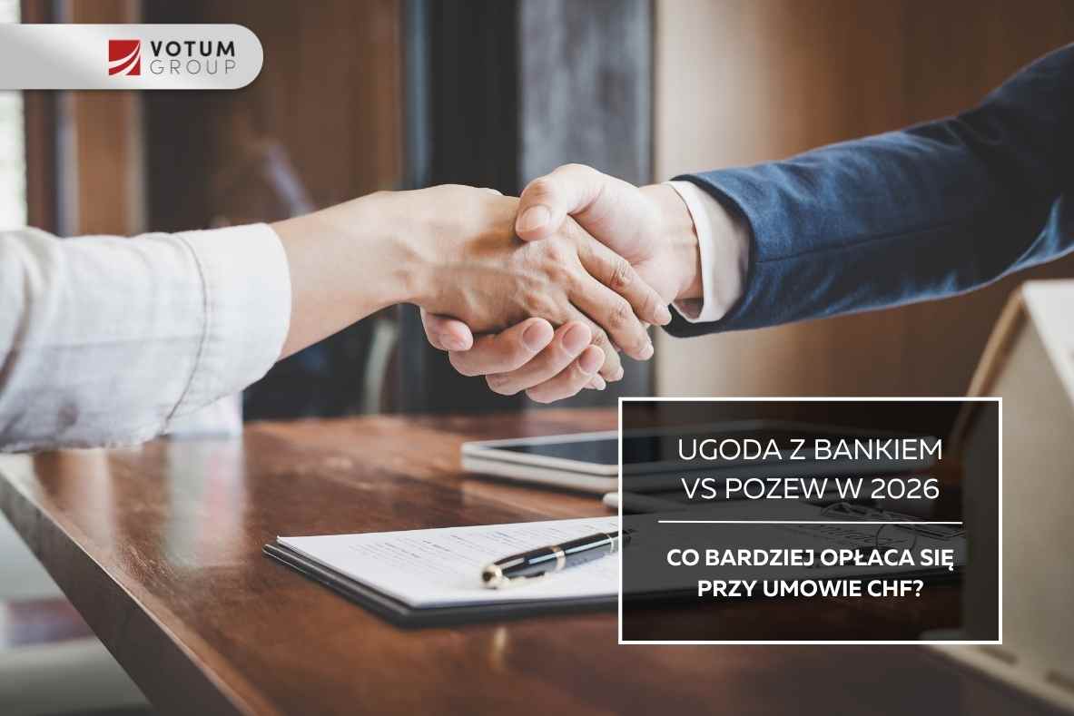 Uścisk dłoni nad dokumentami, symbol porozumienia z bankiem i decyzji między ugodą a pozwem.