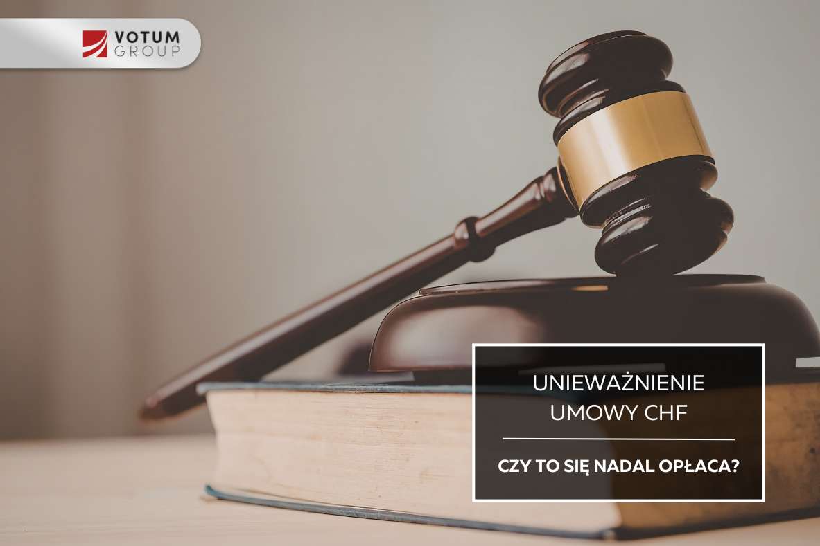 Młotek sędziowski i kodeks, napis "Unieważnienie umowy CHF - Czy to się nadal opłaca?"