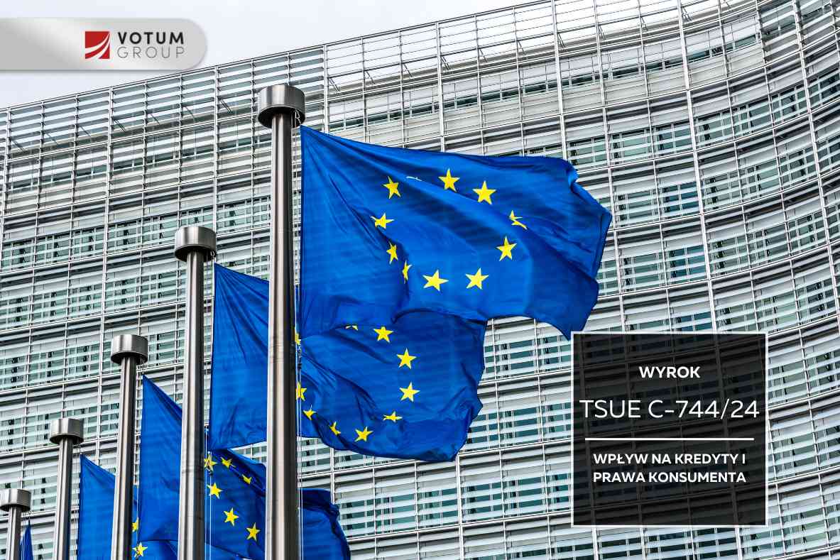 Szereg masztów z powiewającymi flagami Unii Europejskiej przed nowoczesnym, przeszklonym budynkiem Berlaymont w Brukseli. W prawym dolnym rogu czarna ramka z białym napisem: WYROK TSUE C-744/24, WPŁYW NA KREDYTY I PRAWA KONSUMENTA. W lewym górnym rogu logotyp VOTUM Group.