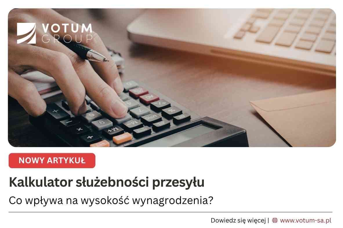 kalkulator-sluzebnosci Dłoń naciska przyciski na kalkulatorze obok laptopa – ilustracja do wyceny służebności przesyłu. Pod spodem tytuł artykułu: Kalkulator służebności przesyłu: co wpływa na wysokość wynagrodzenia?